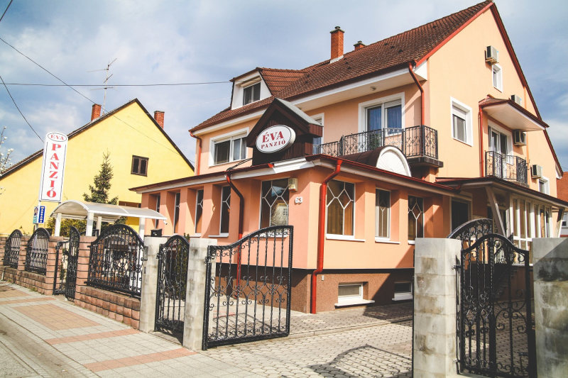 Éva Panzió