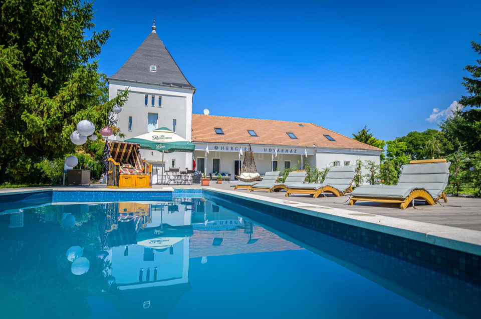 Herczeg Udvarh�z Poroszl�