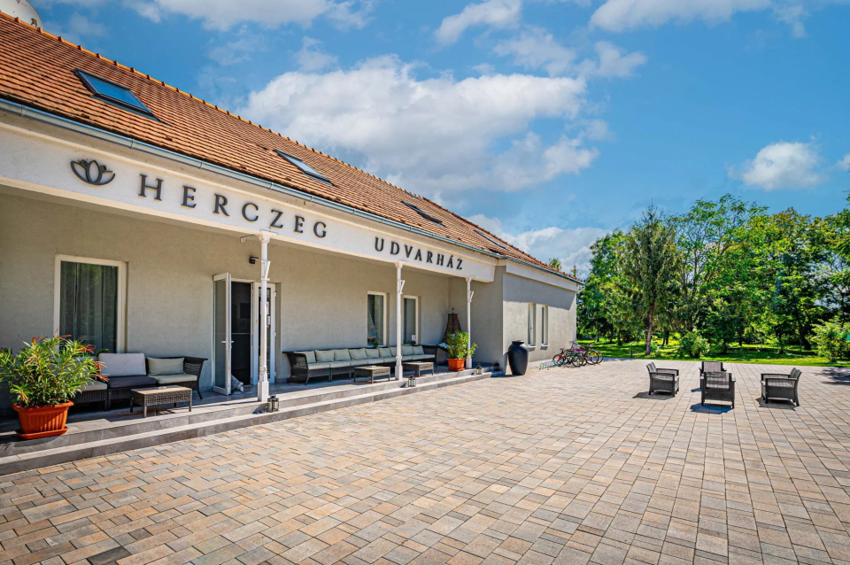 Herczeg Udvarh�z - Poroszl�