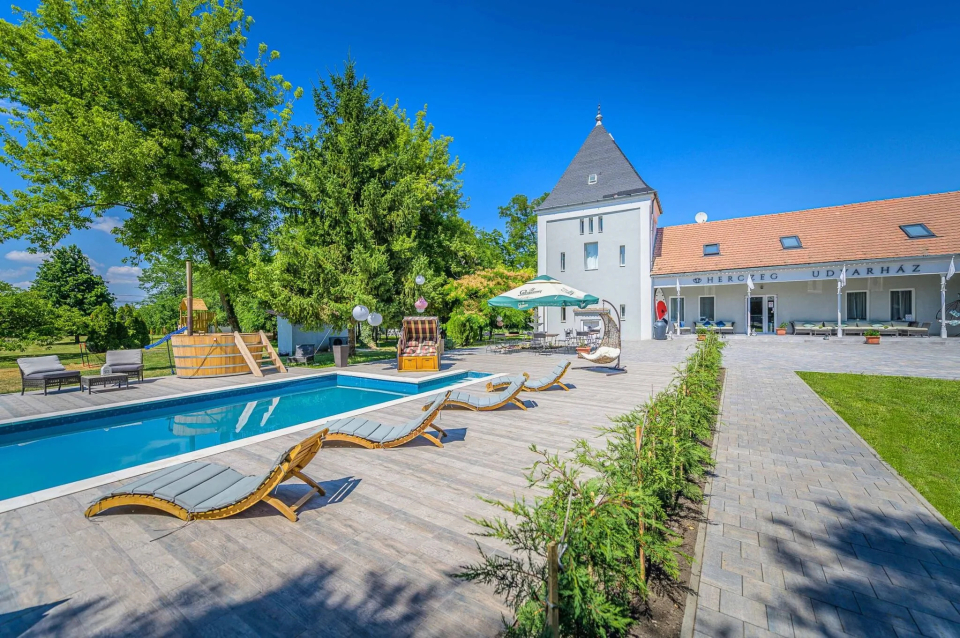 Herczeg Udvarh�z - Poroszl�