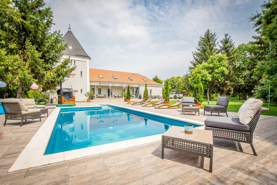 Herczeg Udvarh�z - Poroszl�