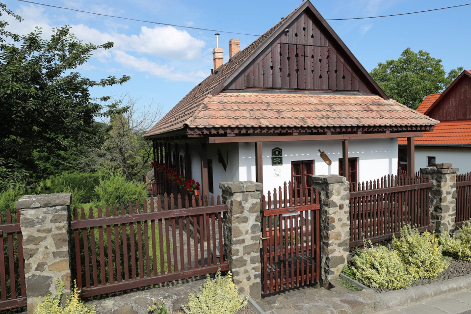 H�tl�mp�s Vend�gh�z Holl�k�