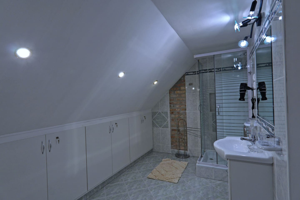 H�tl�mp�s Vend�gh�z - Holl�k�