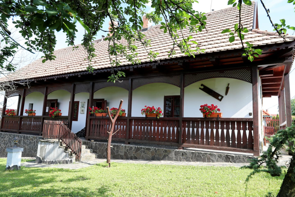 H�tl�mp�s Vend�gh�z - Holl�k�