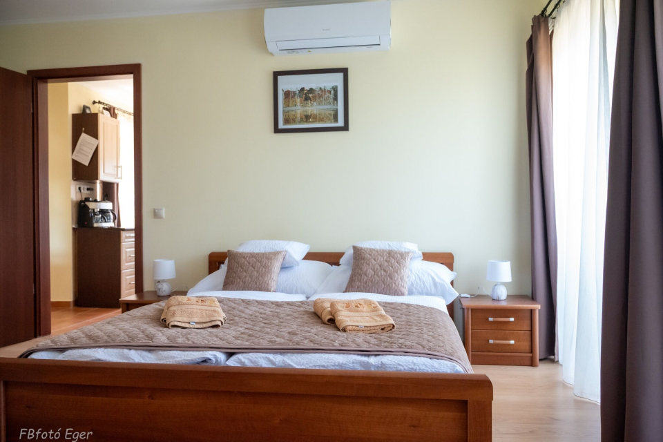 N�gy �vszak Vend�gh�z - Demj�n