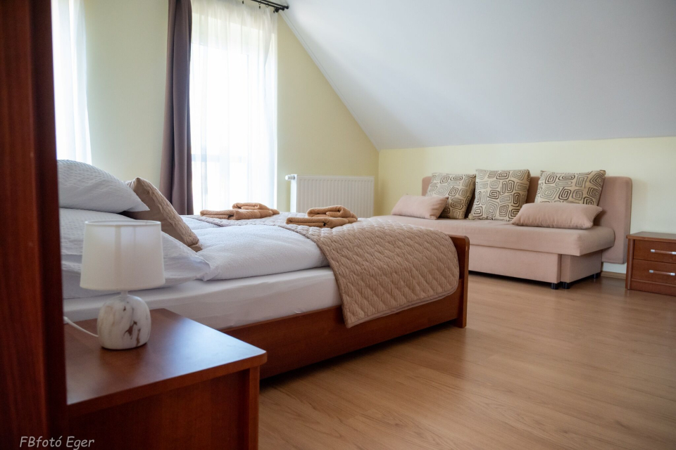 N�gy �vszak Vend�gh�z - Demj�n