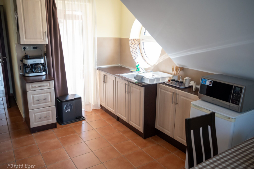 N�gy �vszak Vend�gh�z - Demj�n