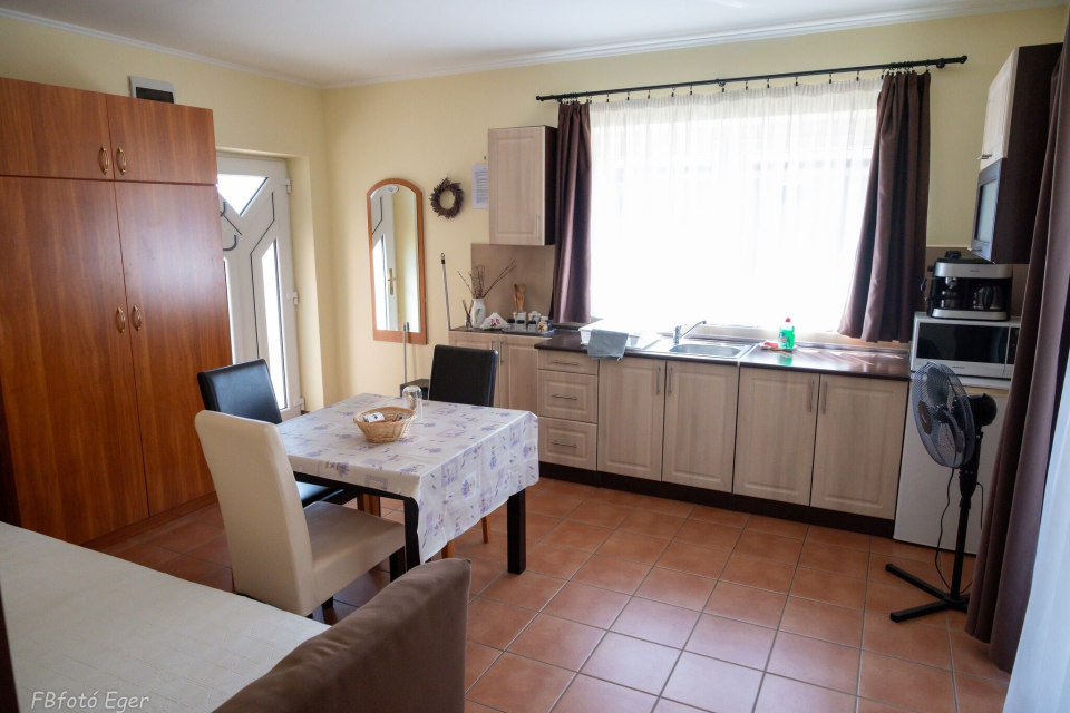 N�gy �vszak Vend�gh�z - Demj�n