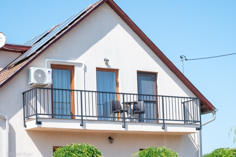 N�gy �vszak Vend�gh�z - Demj�n