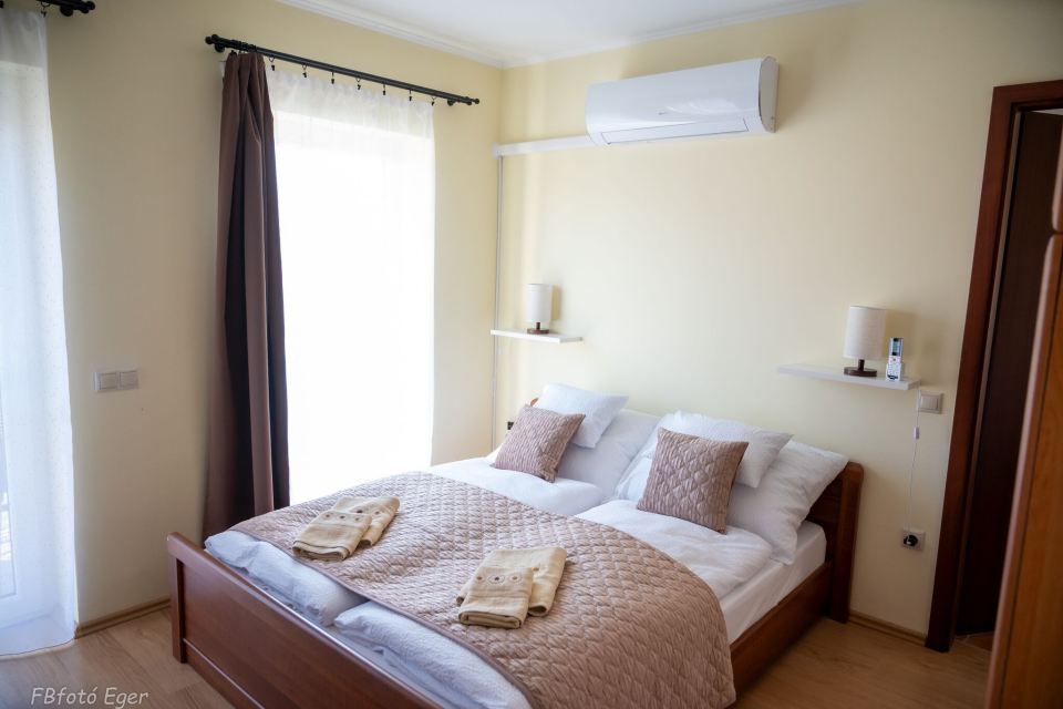 N�gy �vszak Vend�gh�z - Demj�n