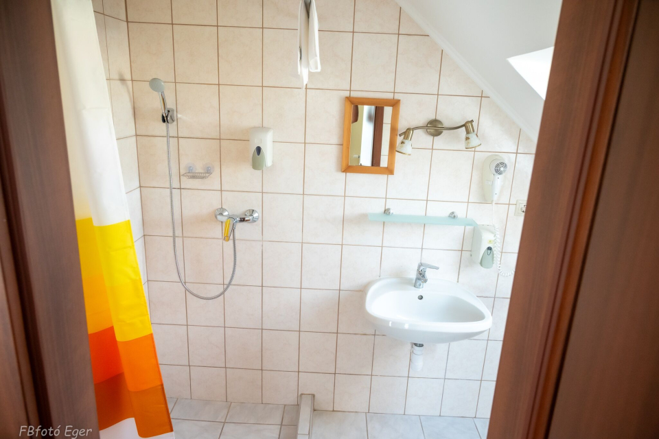 N�gy �vszak Vend�gh�z - Demj�n